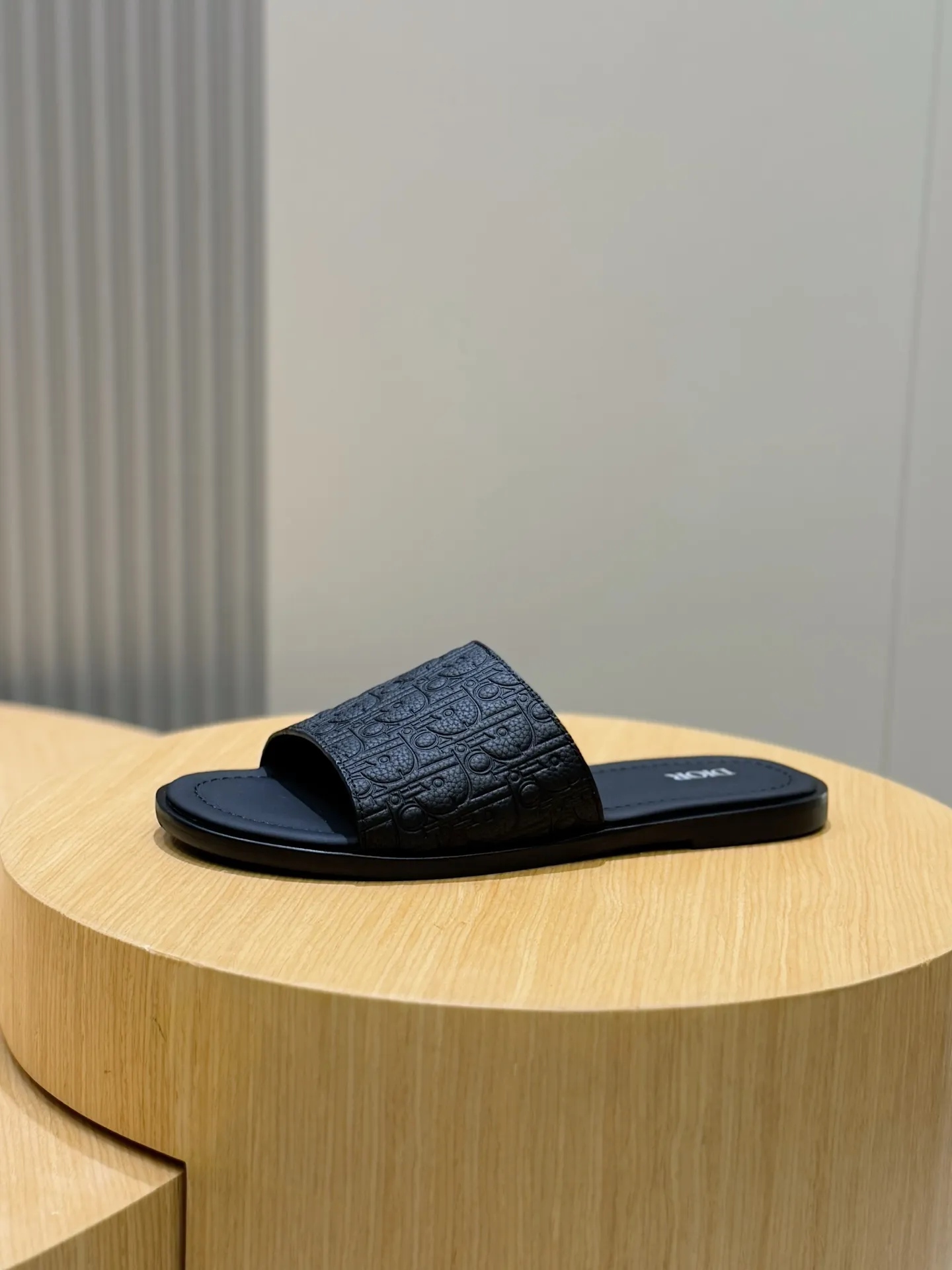 Men's Men's Shoes 💰320 [New Style] 🐝🐝Dior Alias ​​men's leather slippers. This Alias ​​sandal is a new summer product, showing a casual and elegant style. Carefully crafted from grained cow leather and Oblique printed fabric, with cowhide lining! Cross-strap design with metal-clad brass CD Diamond logo. The imported cowhide leather and rubber sole adds sophistication and comfort, while Oblique print-effect anti-slip panels add style. Size: 39-44 (customized at 38.45)